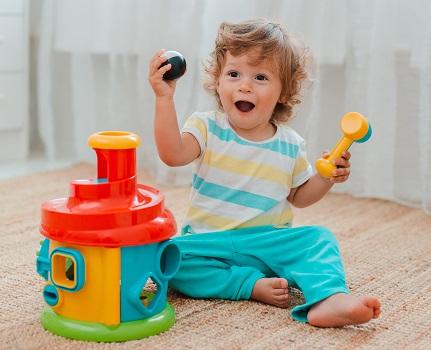 Bébé jouant dans une crèche