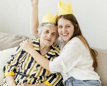 Vieille dame et sa petite-fille dans une maison de repos