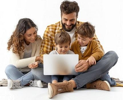 Deux parents et deux enfants remplissent sur ordinateur portable un formulaire d'inscription à une crèche
